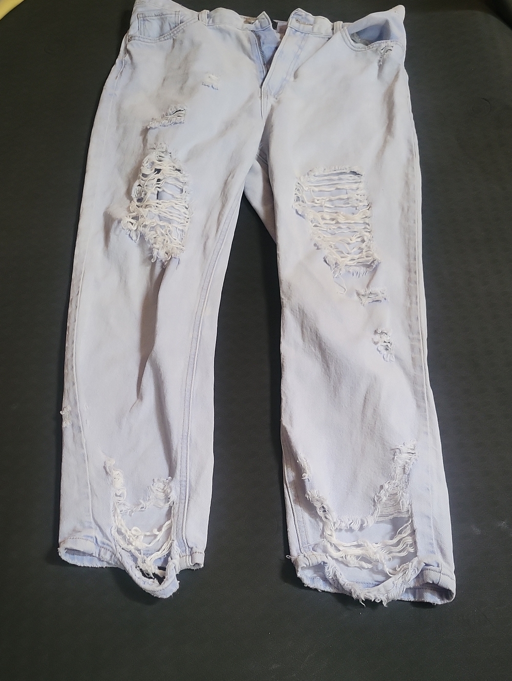 Simple Society Distressed Women’s Light Wash Ripped Jeans 11/30
